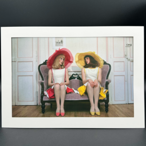 Tirage facsimilé - Les Demoiselles de Rochefort - Jumelles sur le canapé